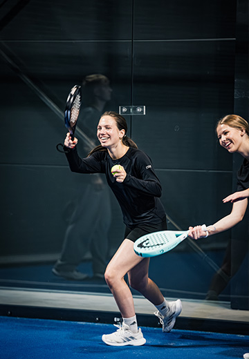 To elever, der spiller padel